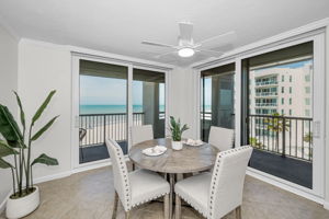 Kitchen Eat-in Area11