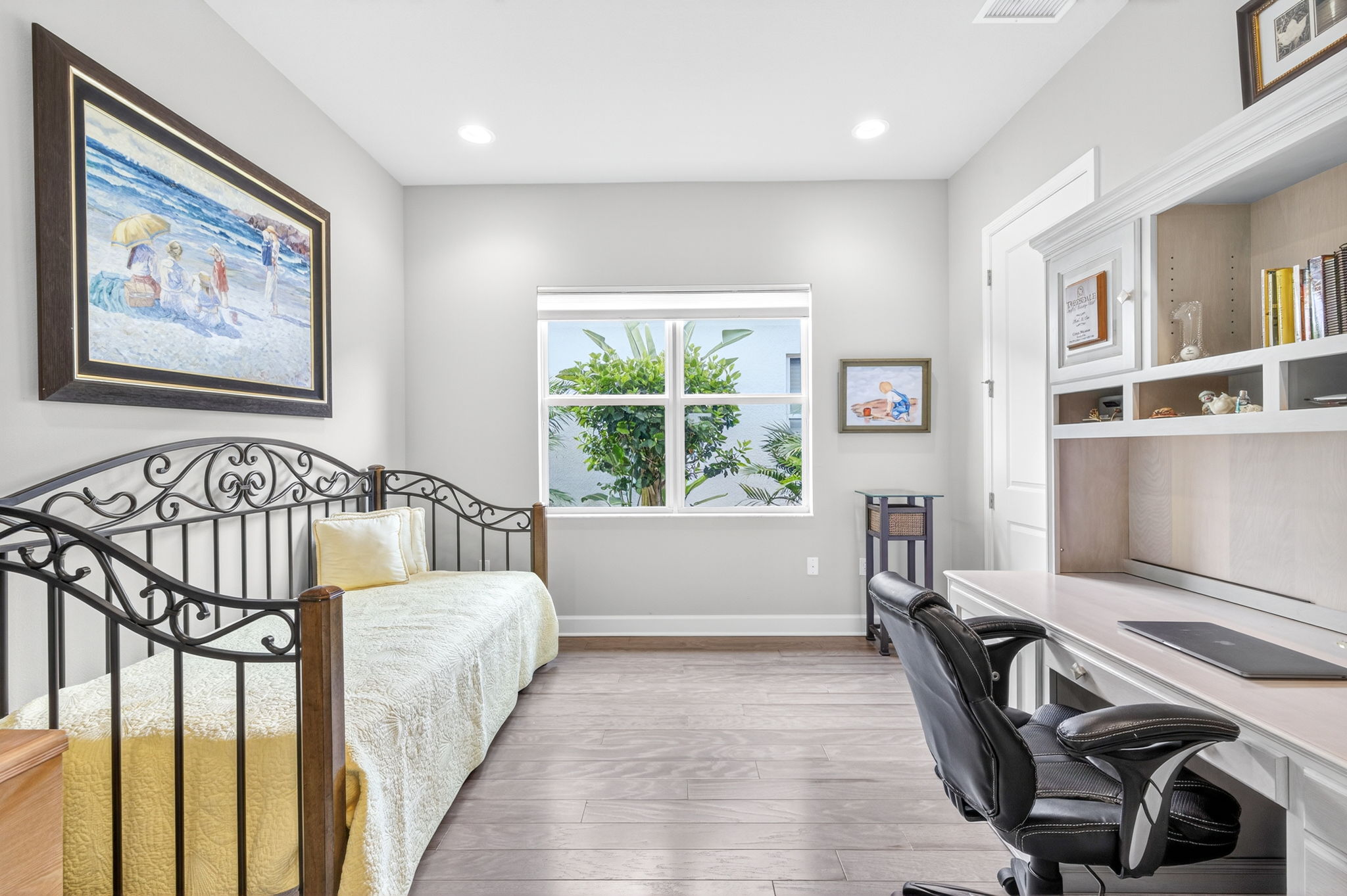 This den is located in the center of the home to the right between the kitchen and the front bedroom currently used as a craft room...