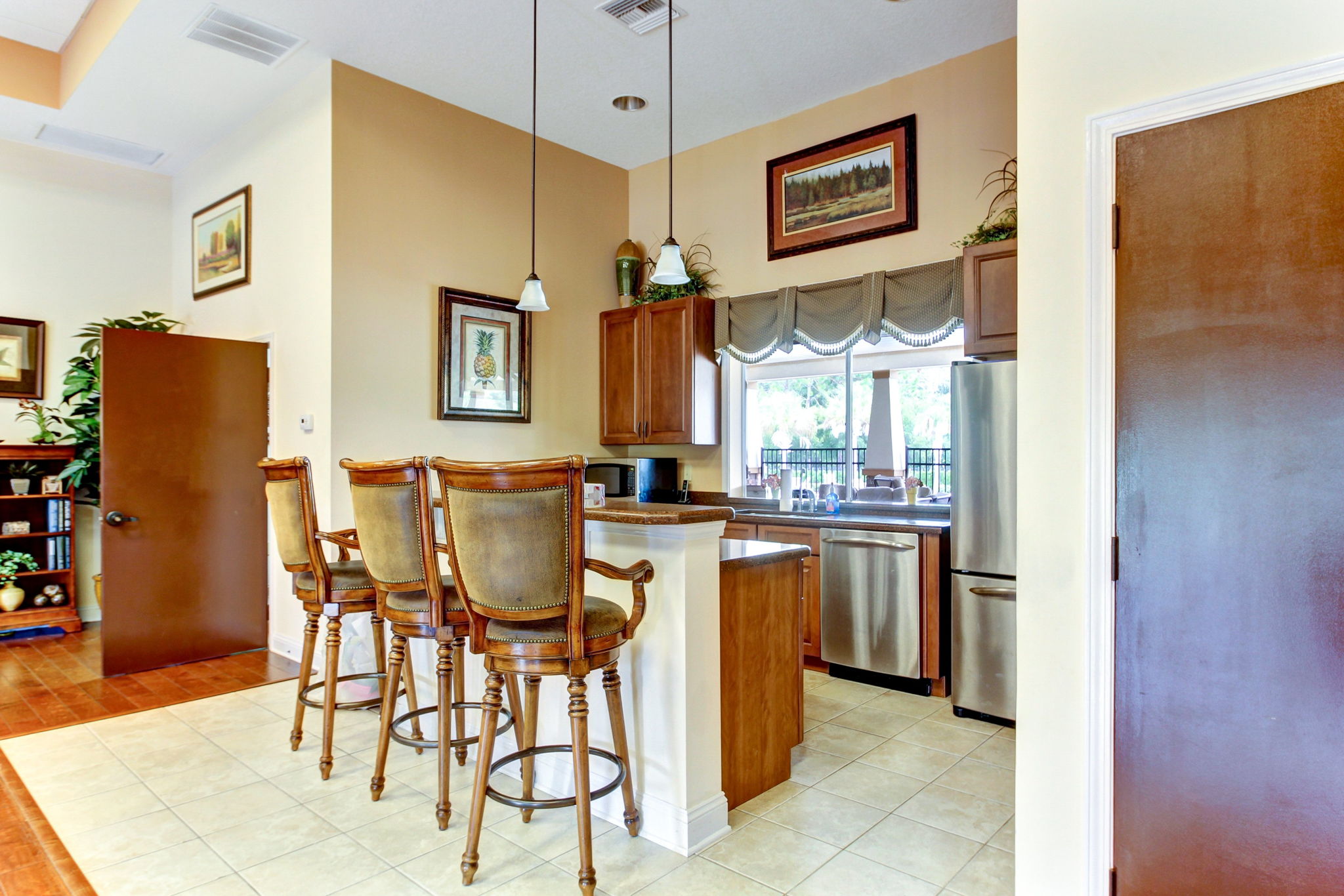 Its fully equipped kitchen gives the option for on-site food prep.
