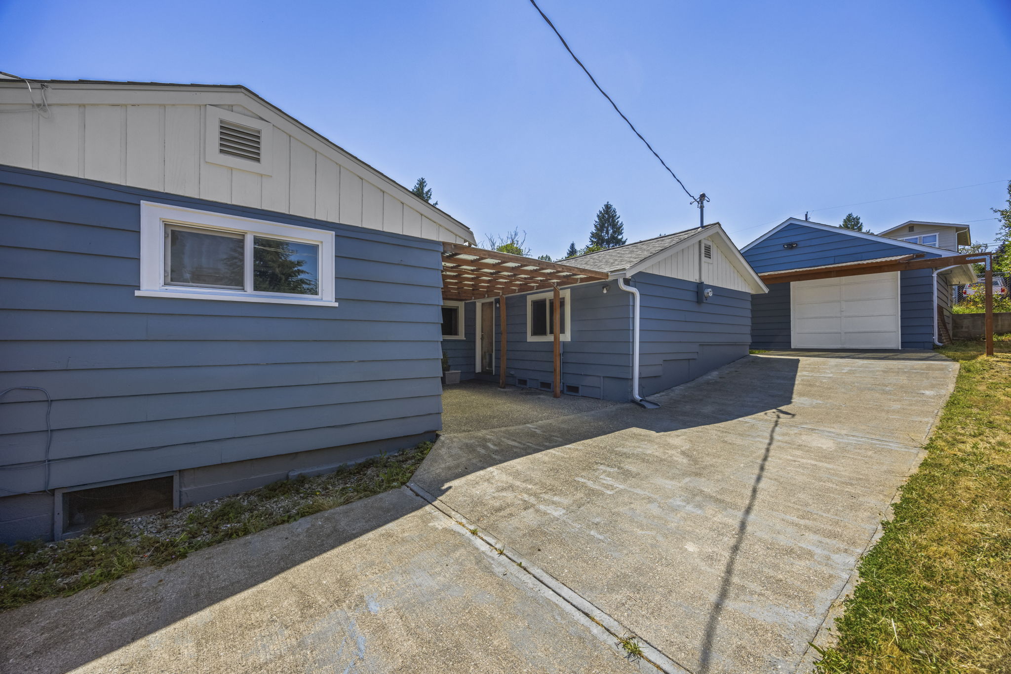 Side driveway to garage