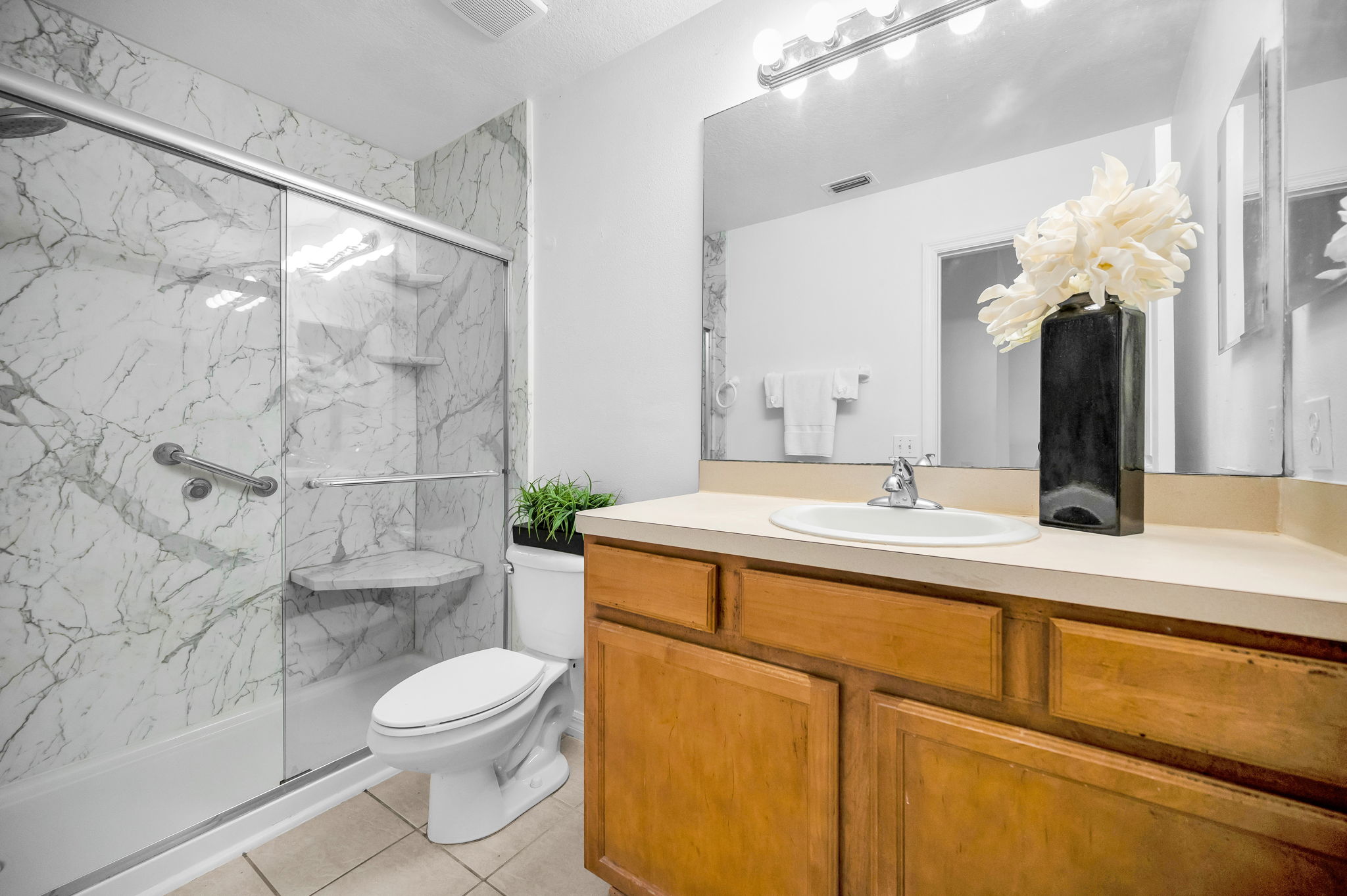 Upper Level Bathroom2