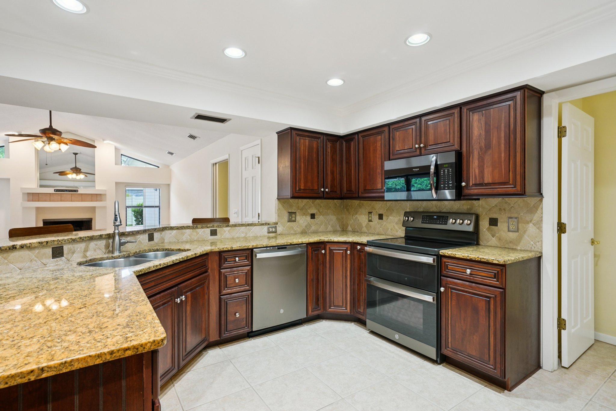 Palace Ct-S0904-030.jpg