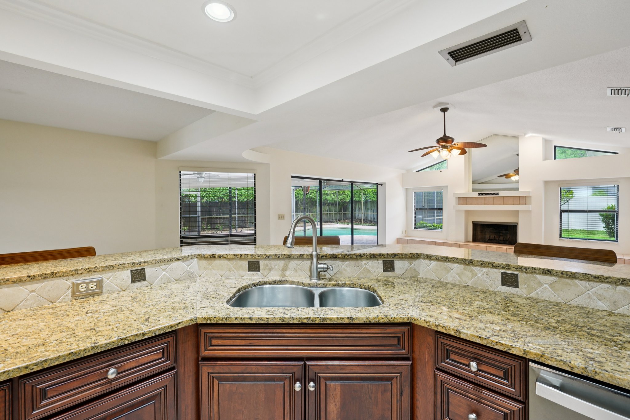 Palace Ct-S0904-032.jpg