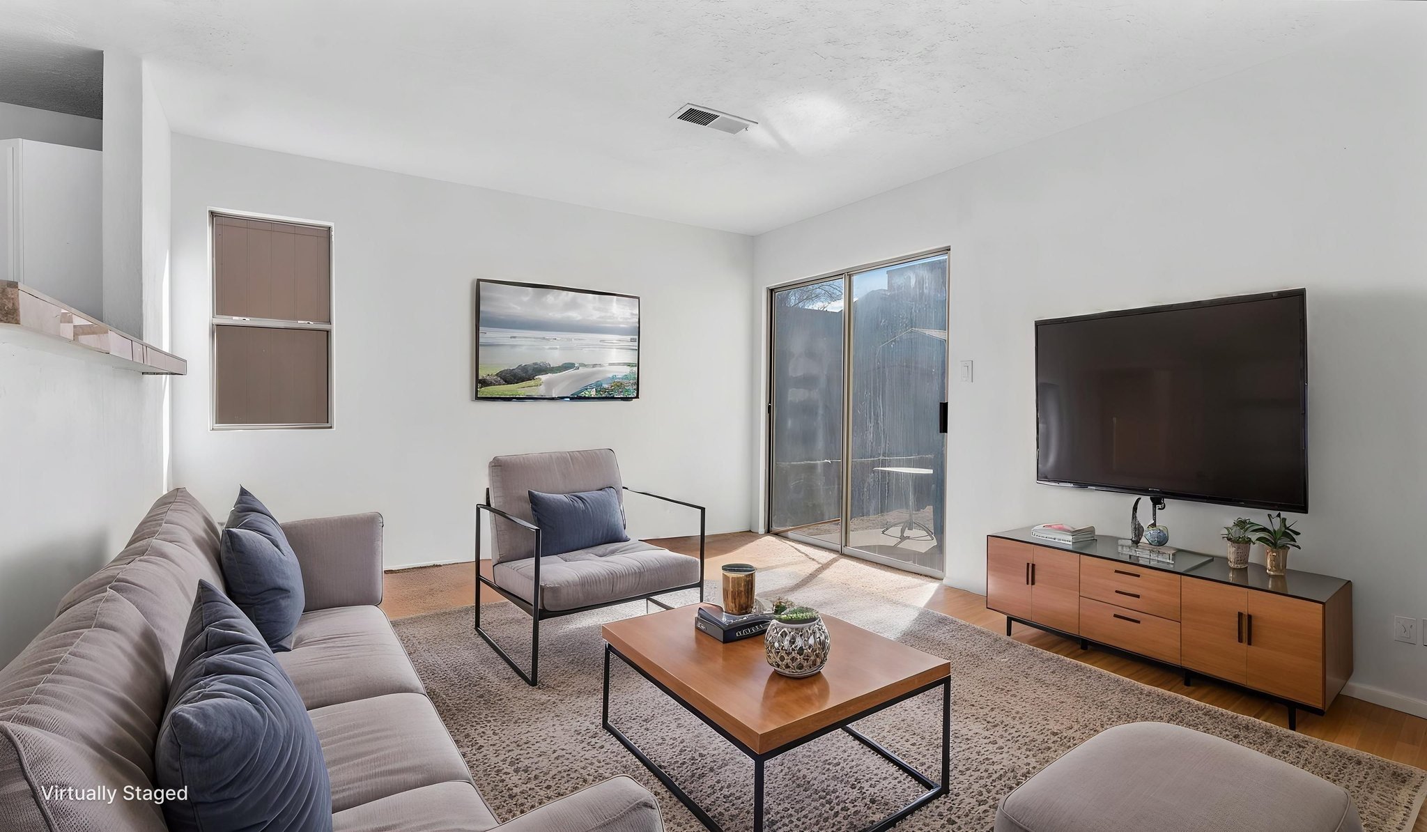 DSC01732 virtually staged.jpeg