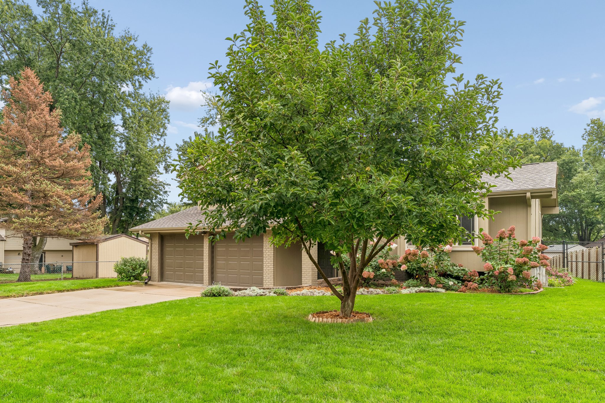 16065 Oak St_002.jpg
