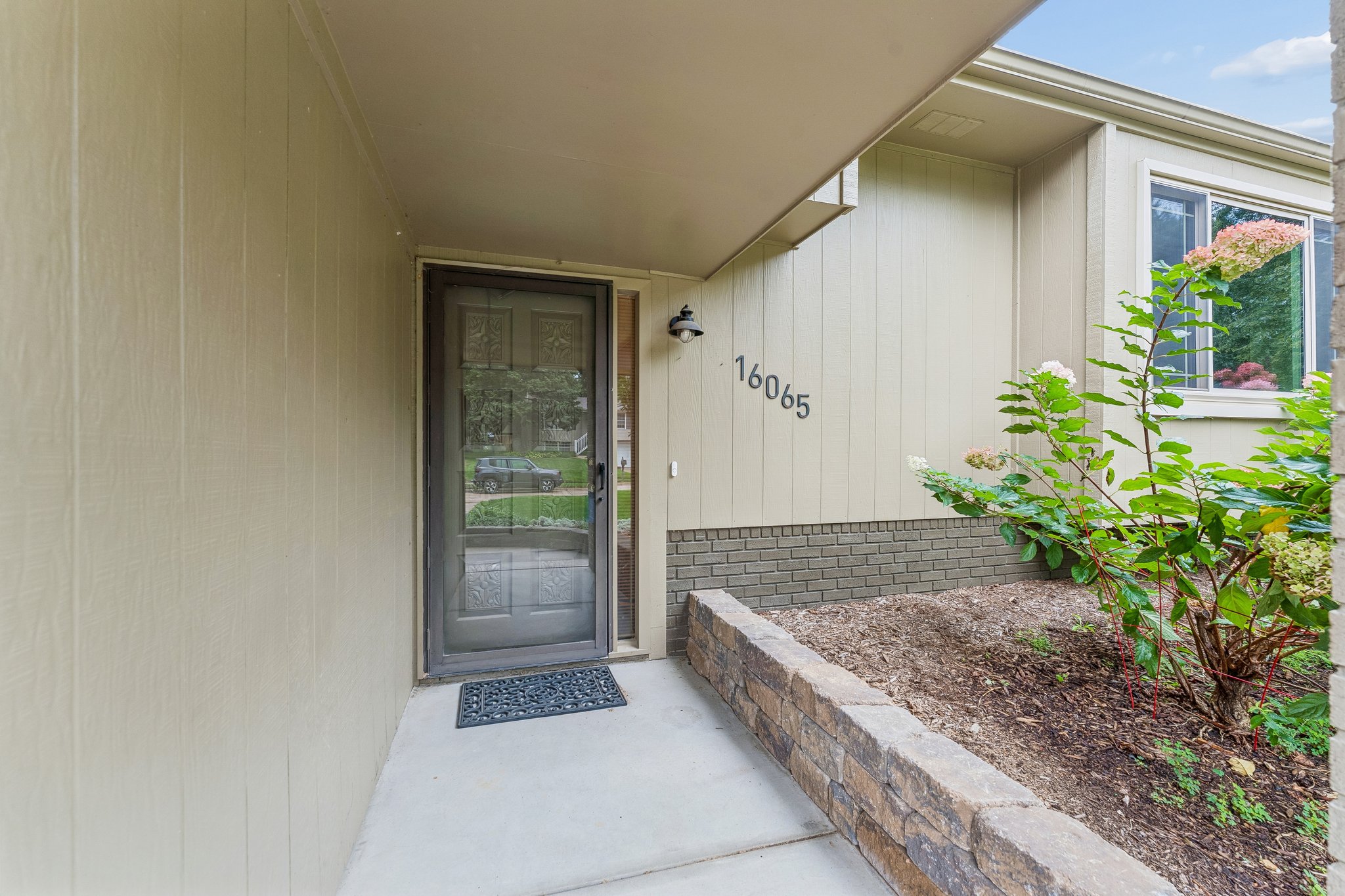 16065 Oak St_005.jpg