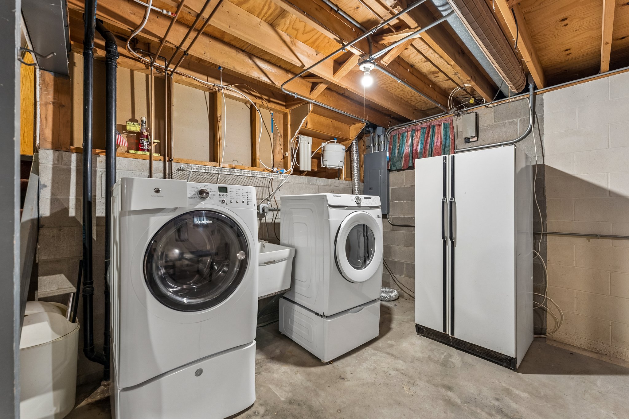 16065 Oak St_034.jpg