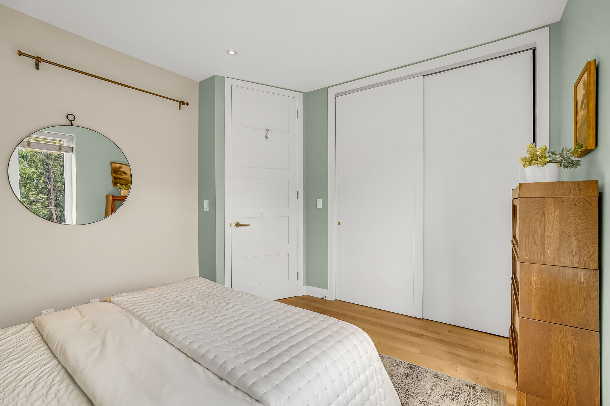 29-second bedroom3