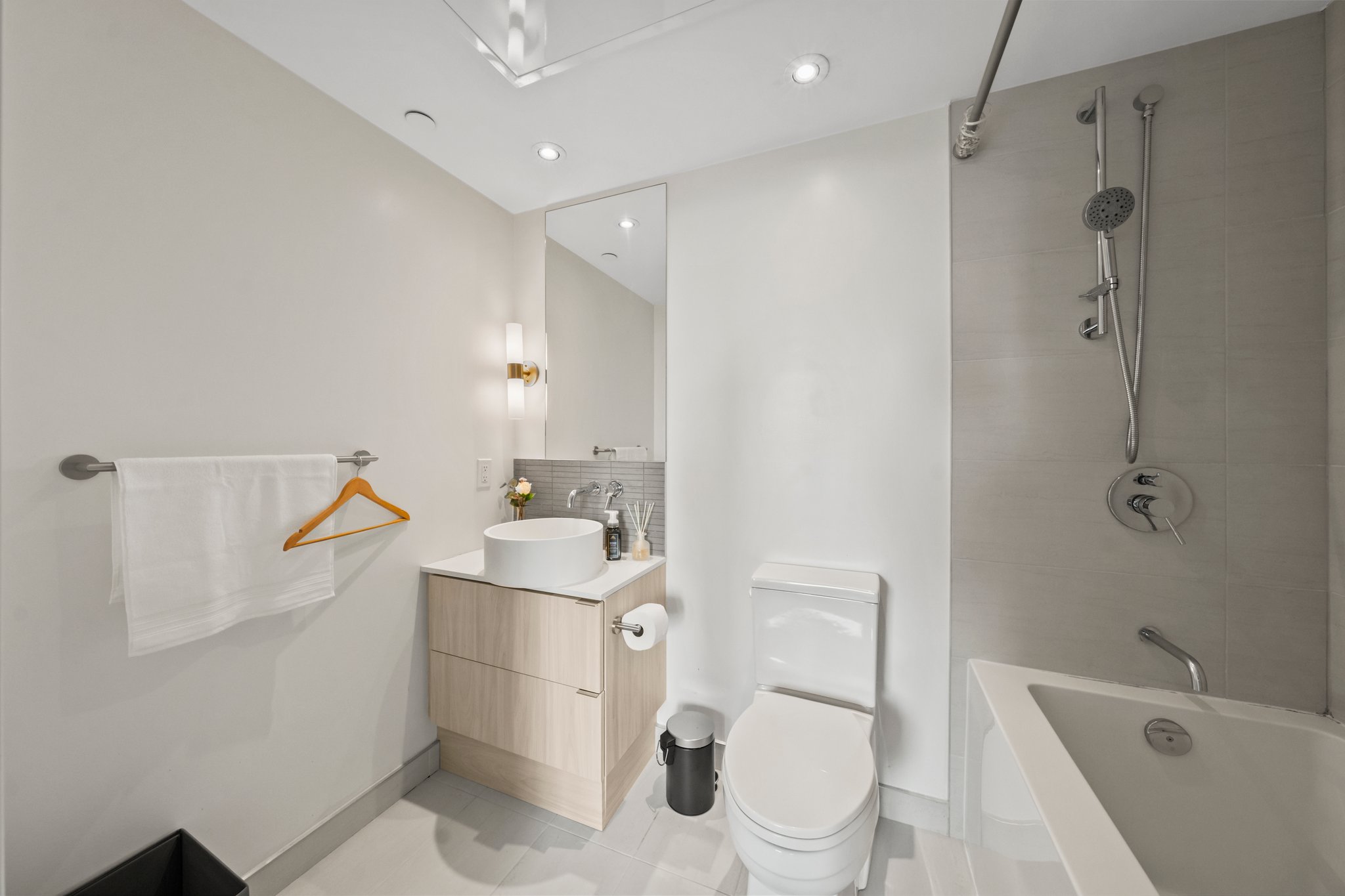 161 Roehampton Ave Unit 2711 Toronto, ON M4P 0C8