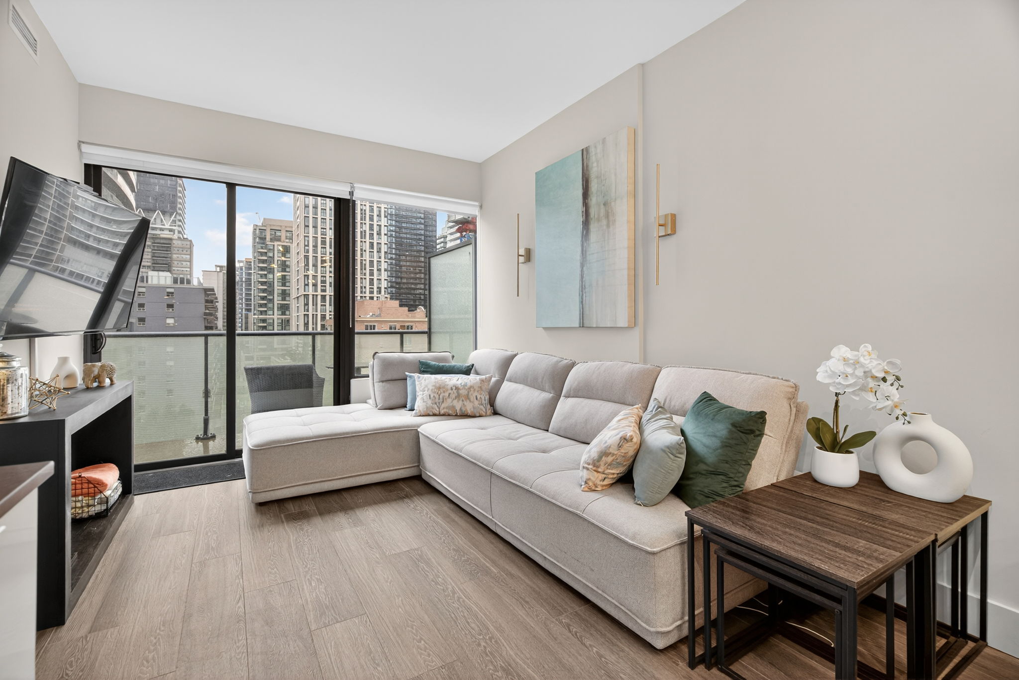 161 Roehampton Ave Unit 702 Toronto, ON M4P 0C8