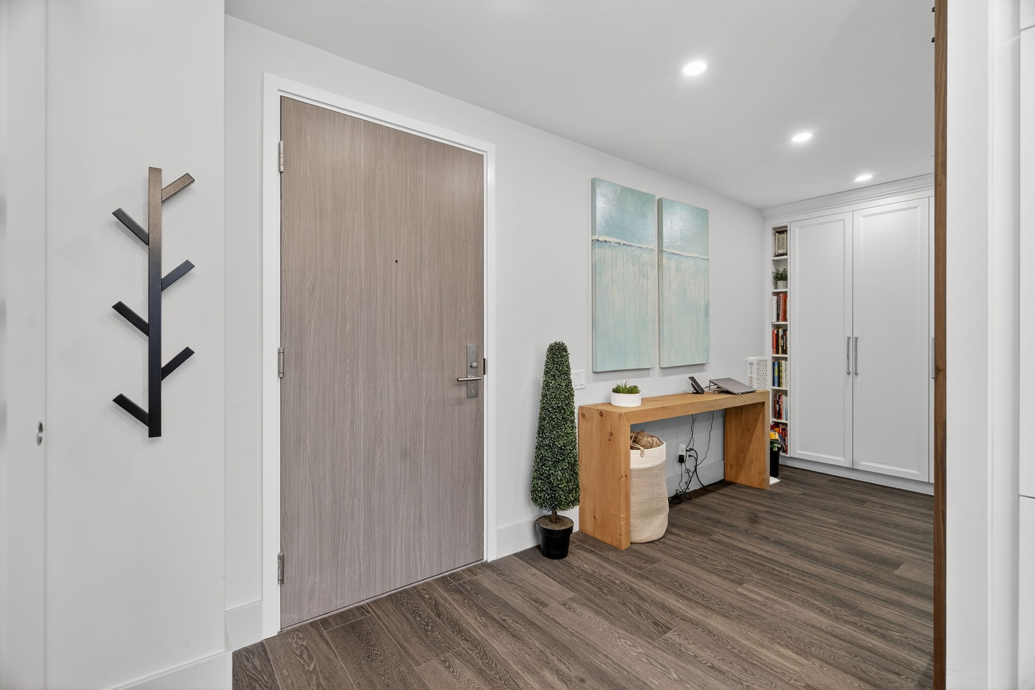 161 Roehampton Ave Unit 702 Toronto, ON M4P 0C8