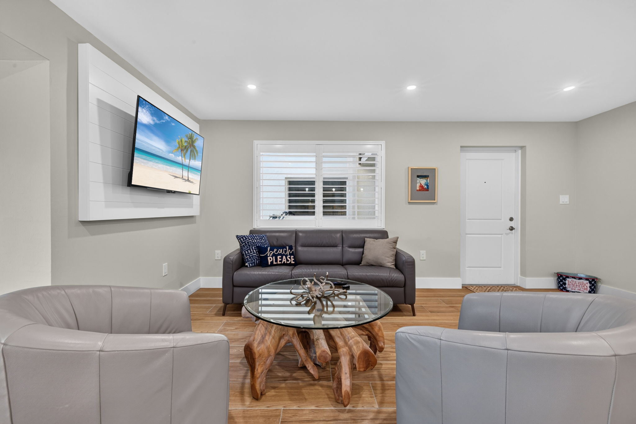 Living Room 4 of 5