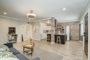 W Lynwood St-010