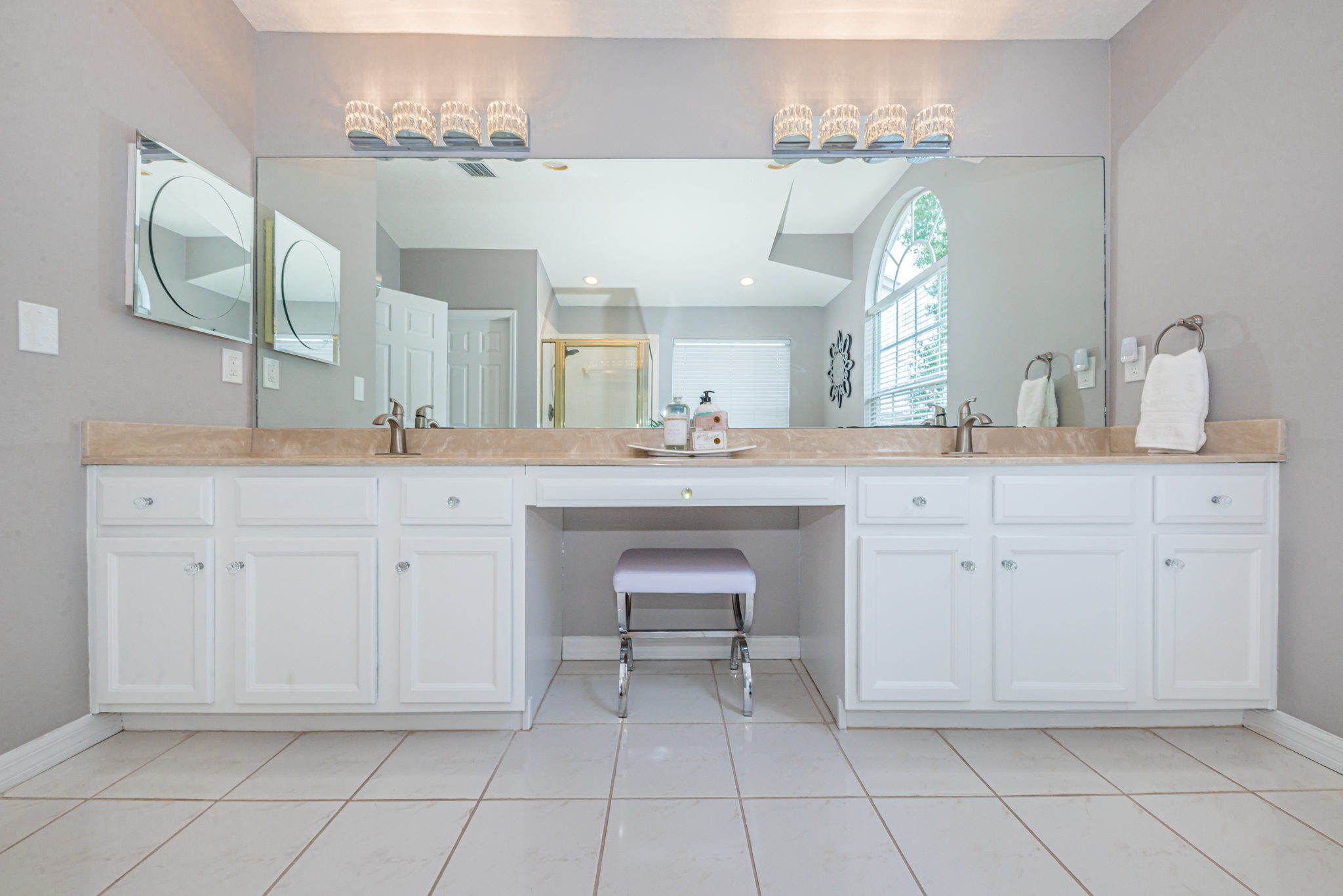 Upper Level Master Bathroom1c