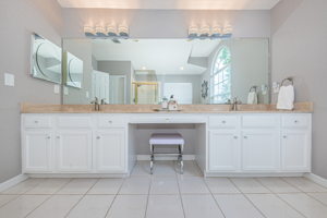 Upper Level Master Bathroom1c