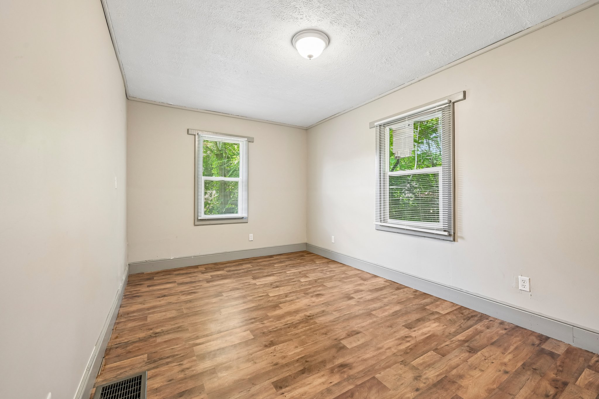 Nichol Ave-S0107-010.jpg