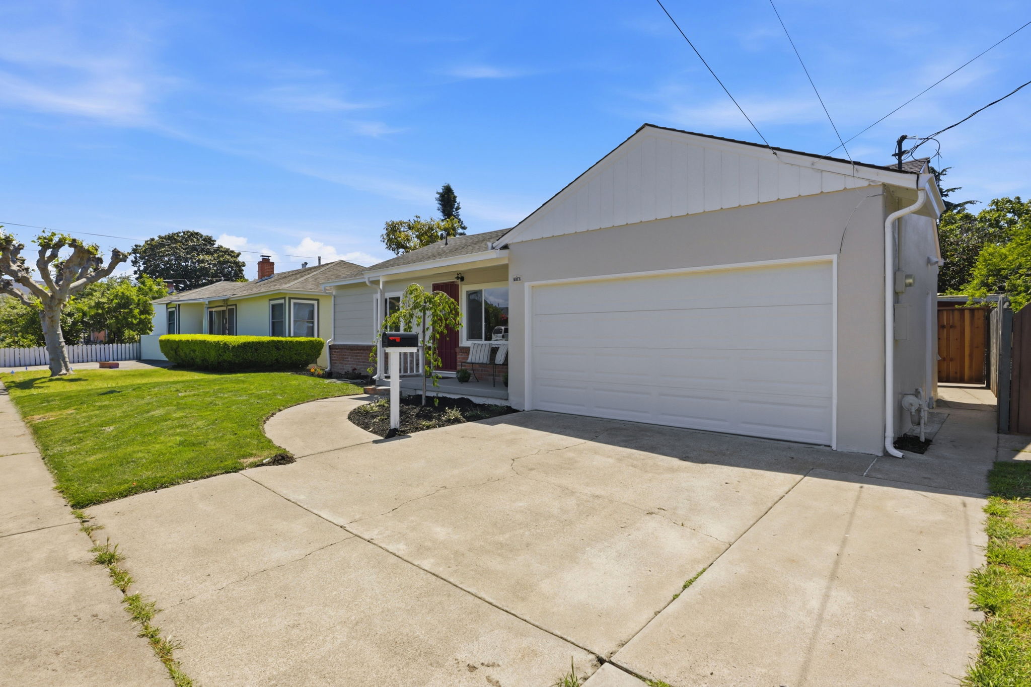 003_F8_16117 Gribben Ave