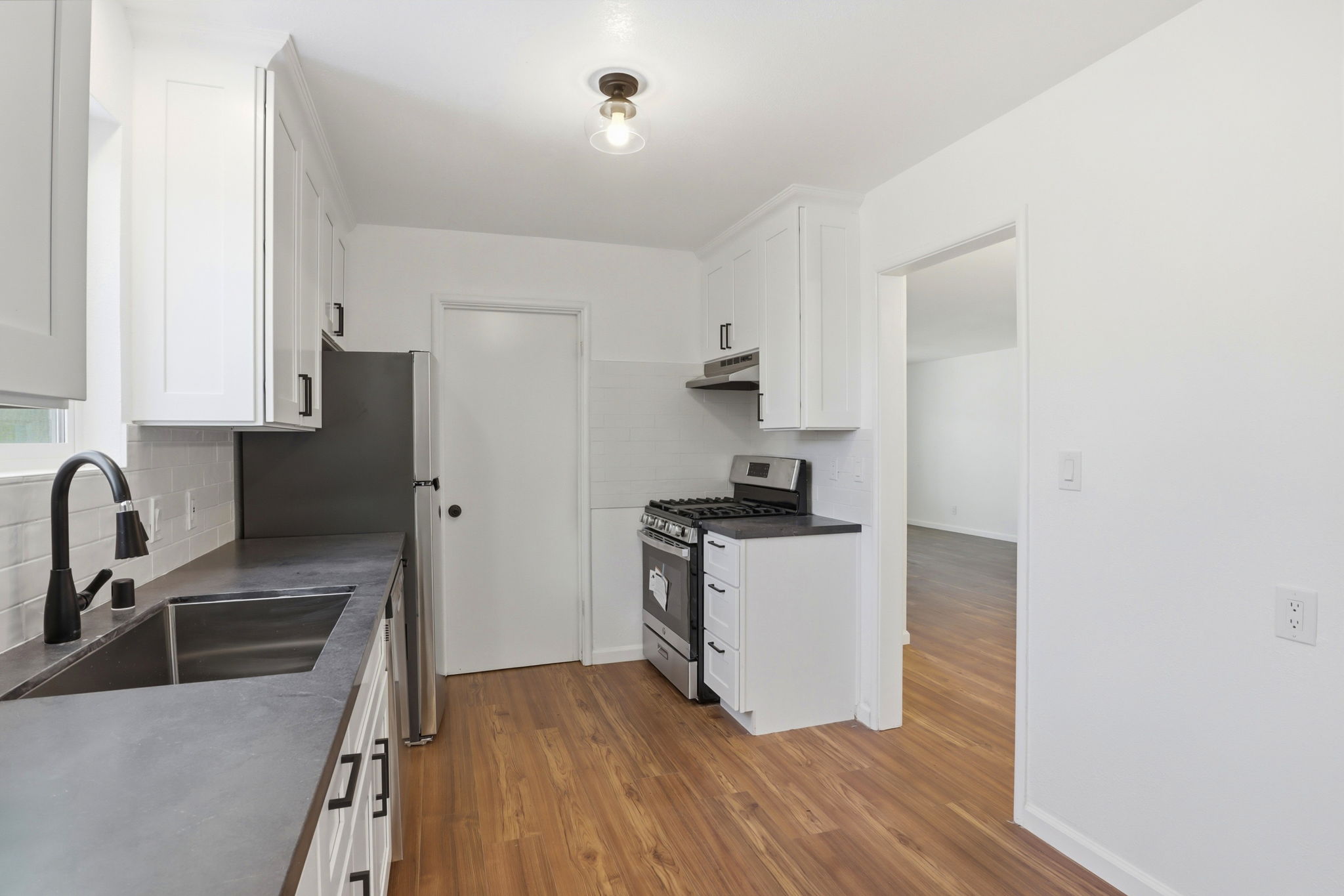 011_F8_16117 Gribben Ave