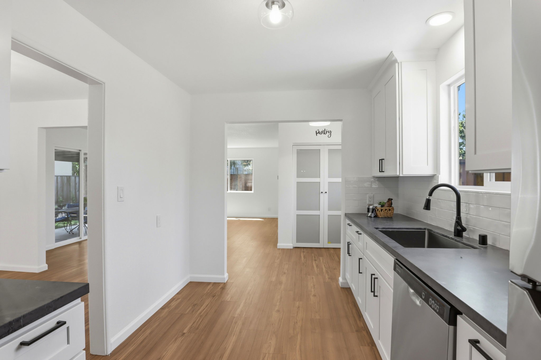 012_F8_16117 Gribben Ave