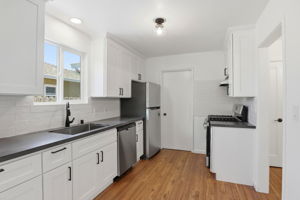 010_F8_16117 Gribben Ave