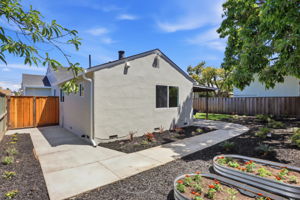 030_F8_16117 Gribben Ave