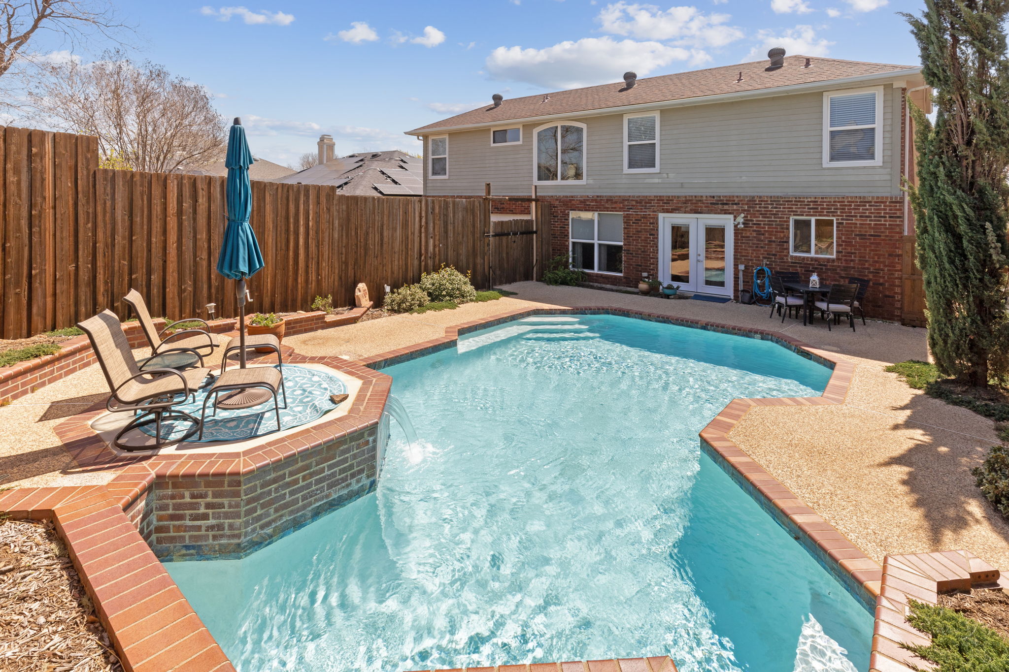 Love this seating area - you can see that this spectacular pool has been impeccably maintained !