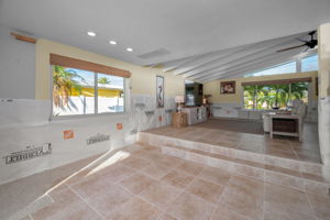 Kitchen Eat-in Area2