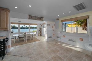 Kitchen Eat-in Area4