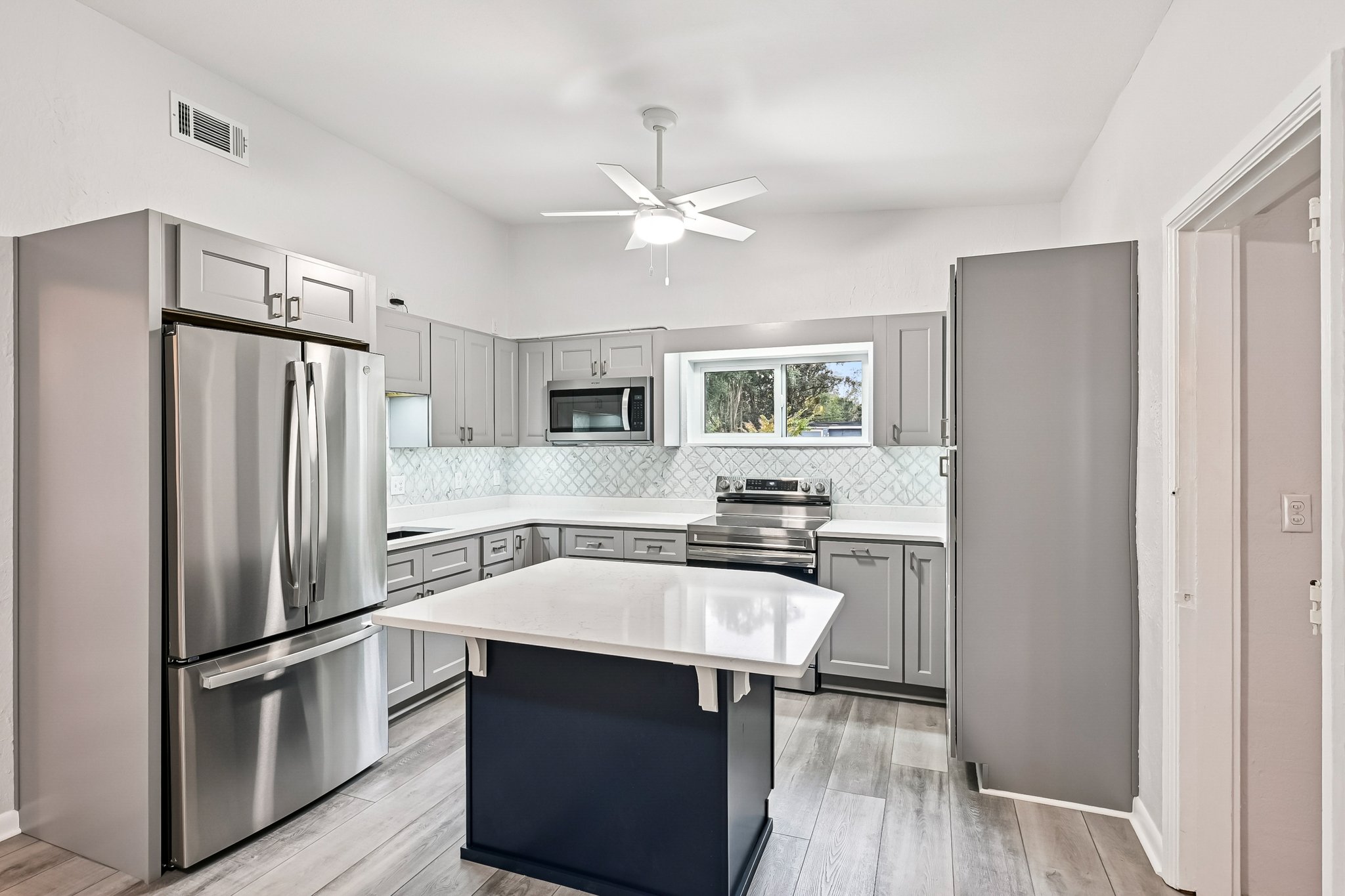 Loyola Dr-S1812-017.jpg