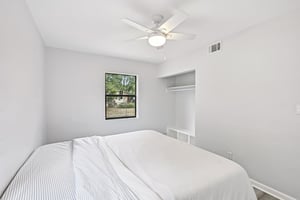 Loyola Dr-S1812-022.jpg