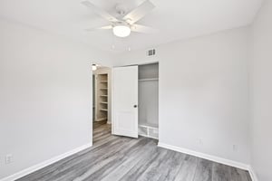 Loyola Dr-S1812-028.jpg