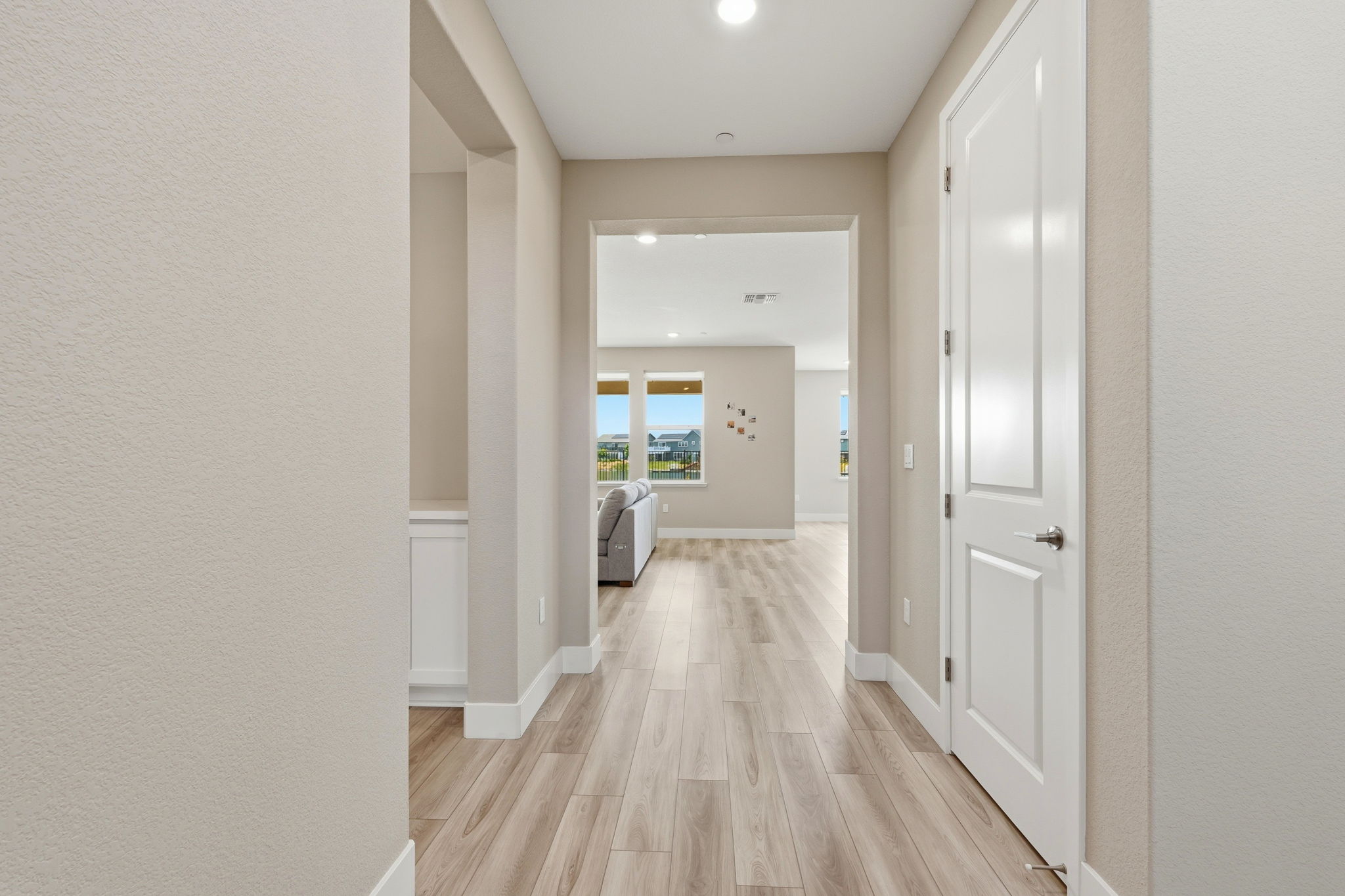 005_F8_16141 Riverton Ave
