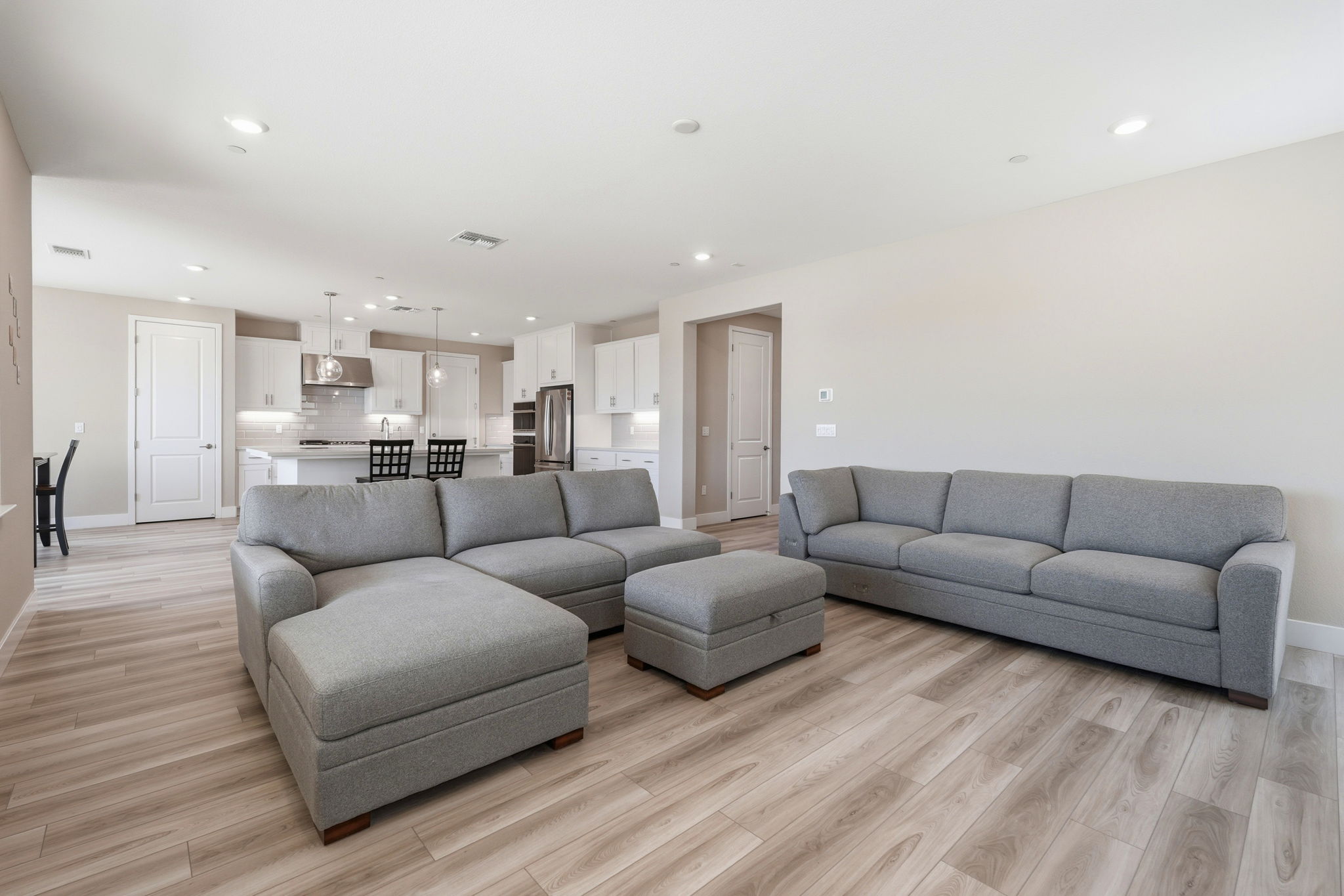 008_F8_16141 Riverton Ave