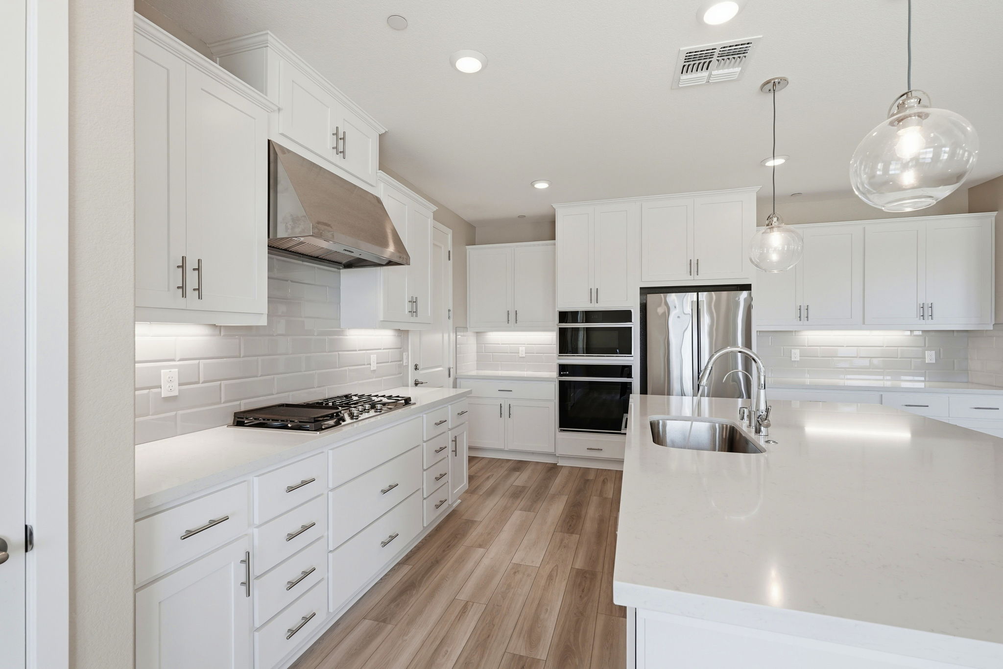 010_F8_16141 Riverton Ave