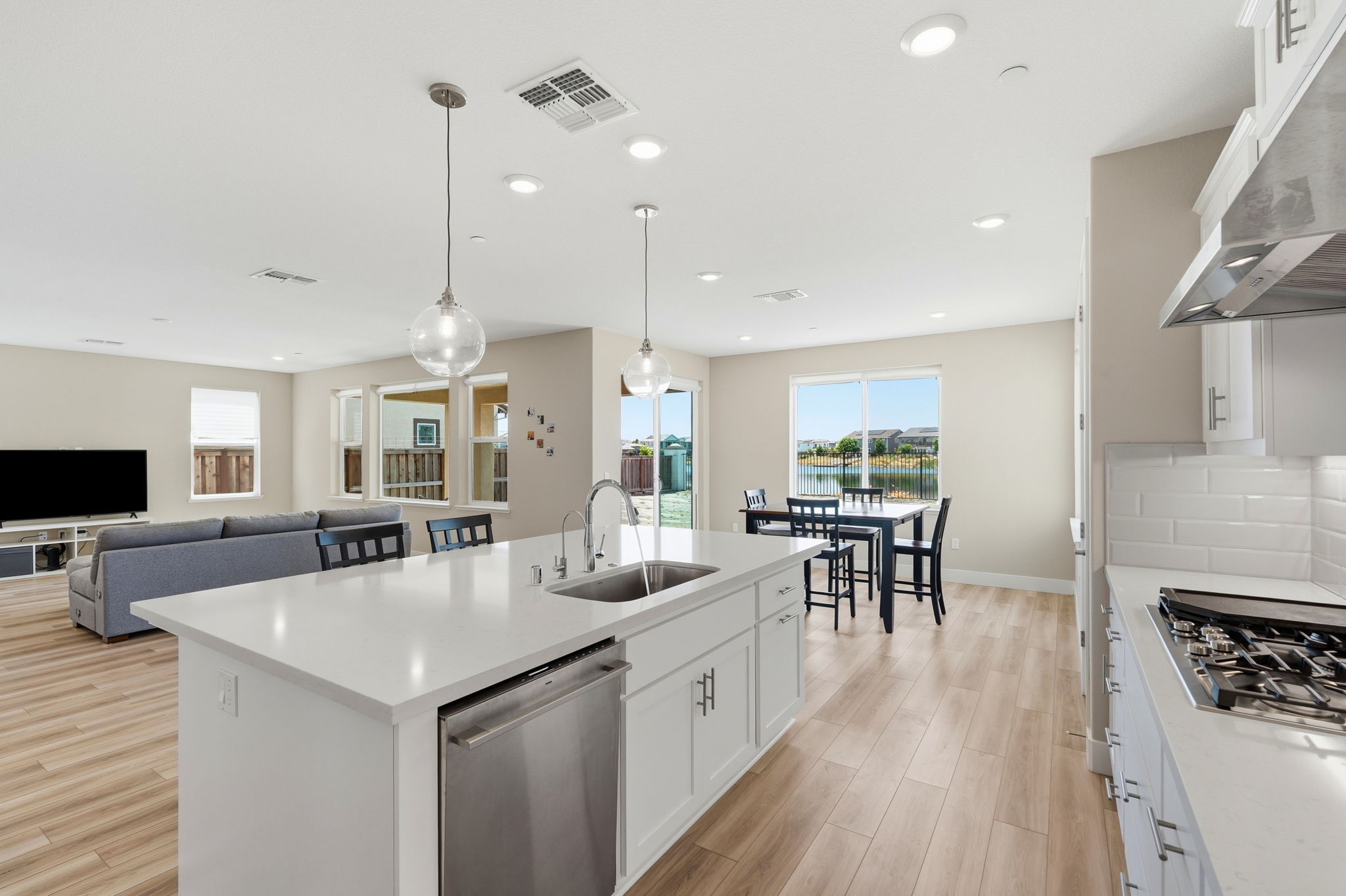 012_F8_16141 Riverton Ave