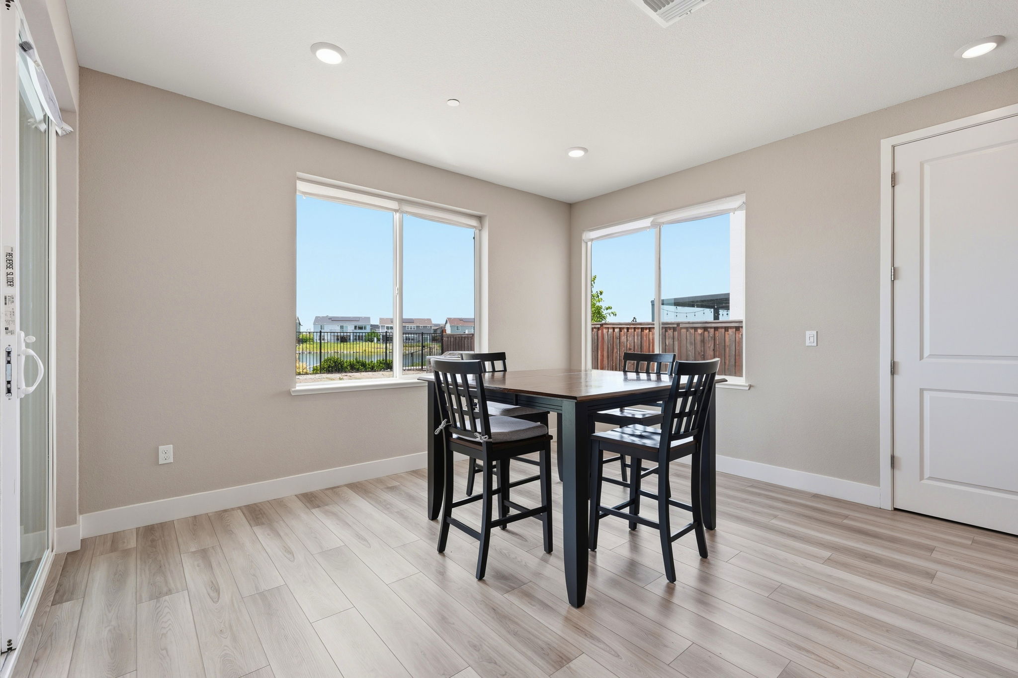 015_F8_16141 Riverton Ave