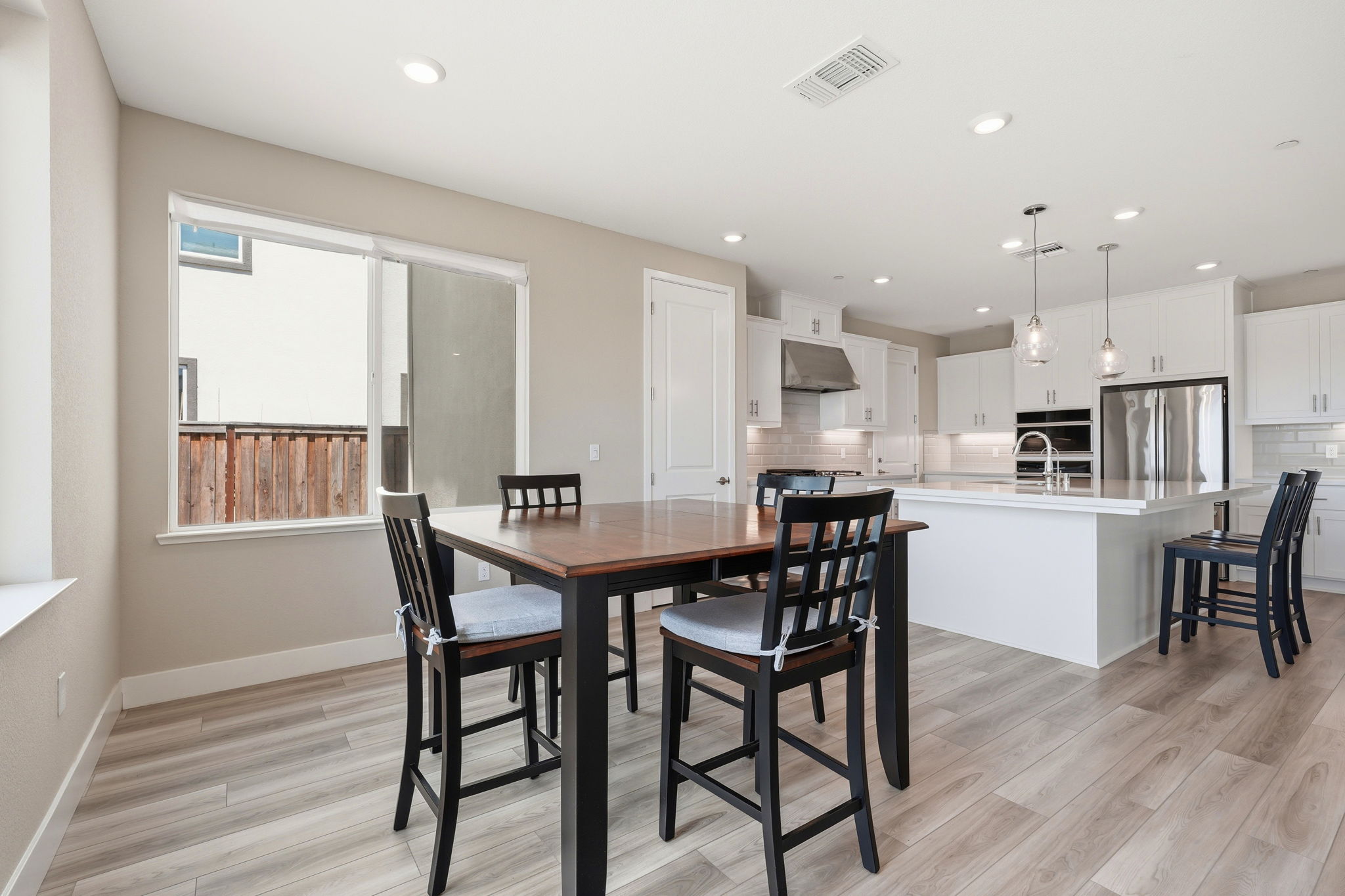 016_F8_16141 Riverton Ave