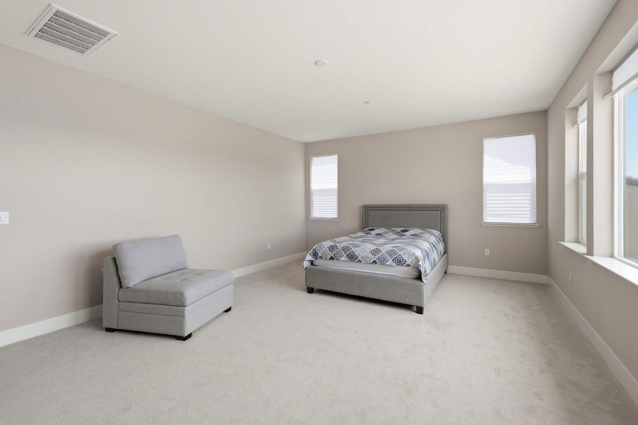 024_F8_16141 Riverton Ave