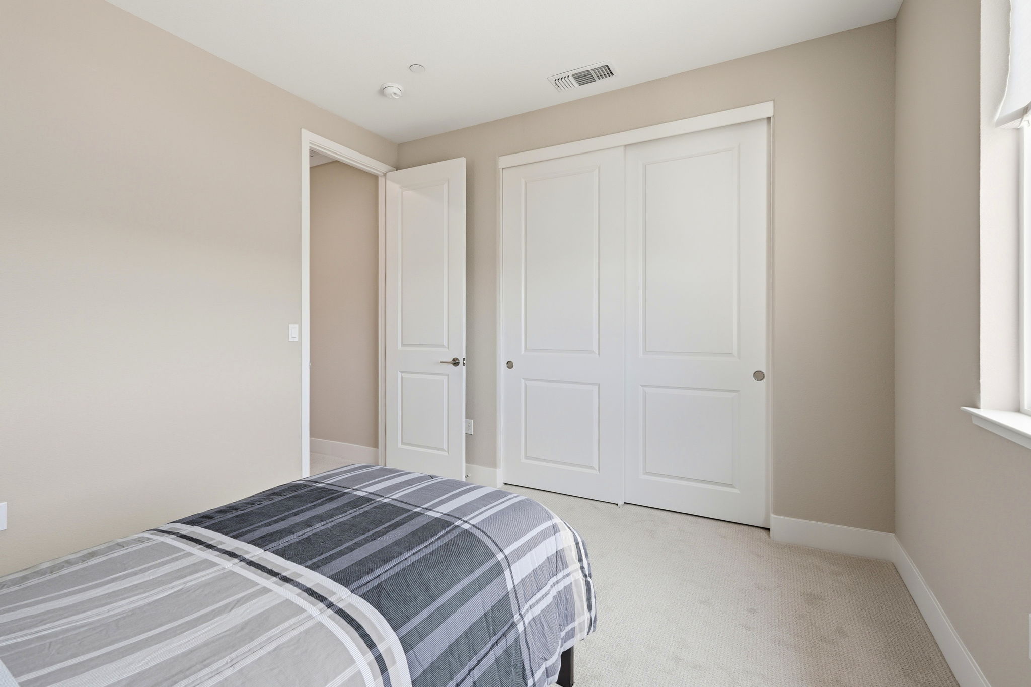 027_F8_16141 Riverton Ave