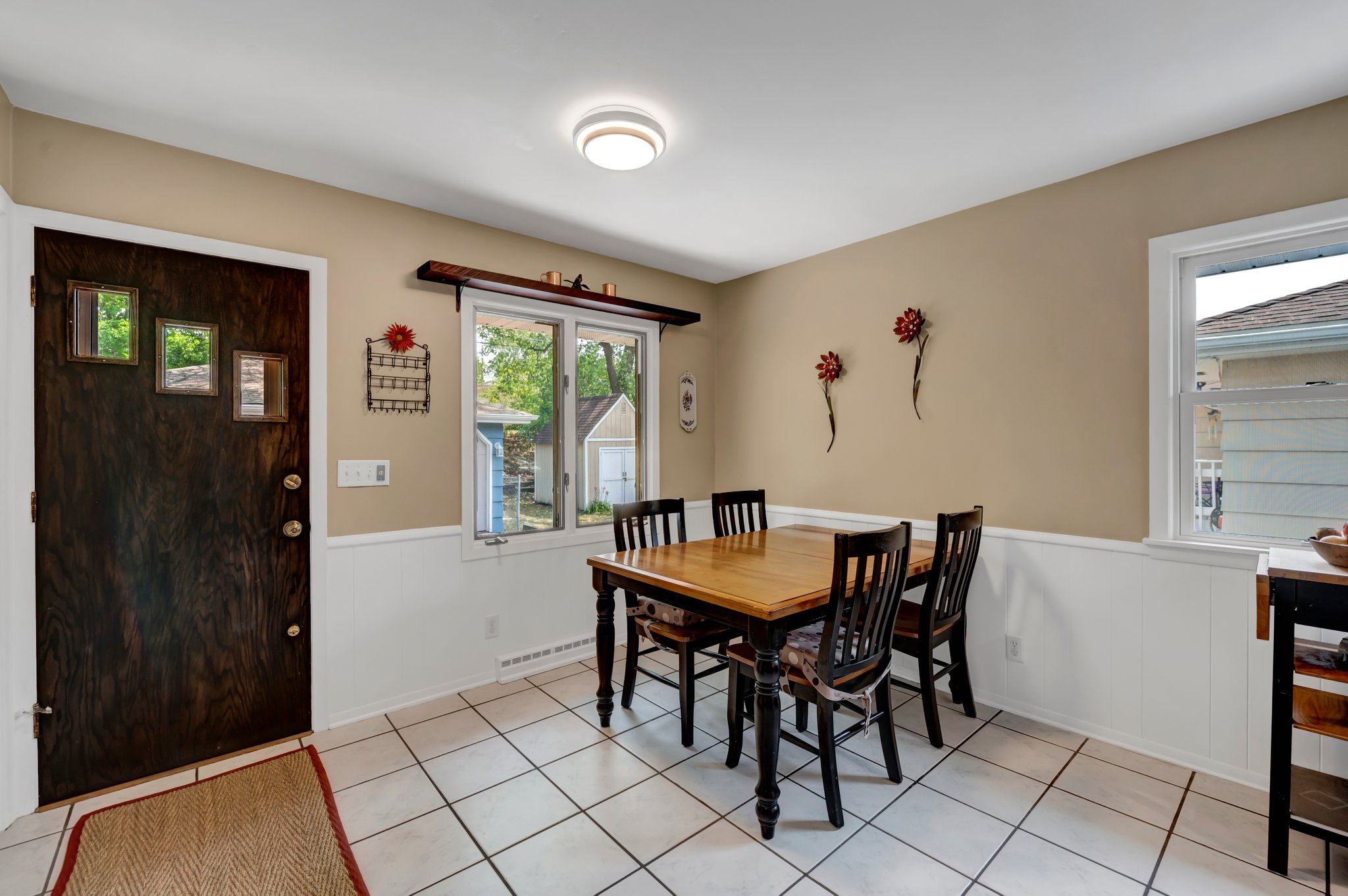 Breakfast/Dining area can support a large family size table.