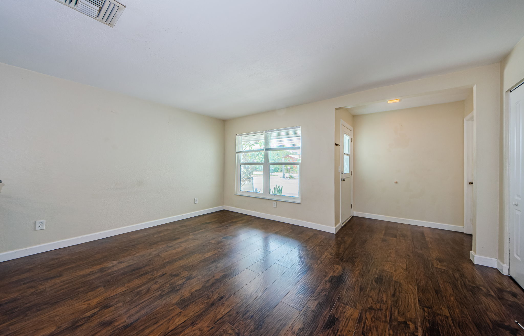Living Room 4-2