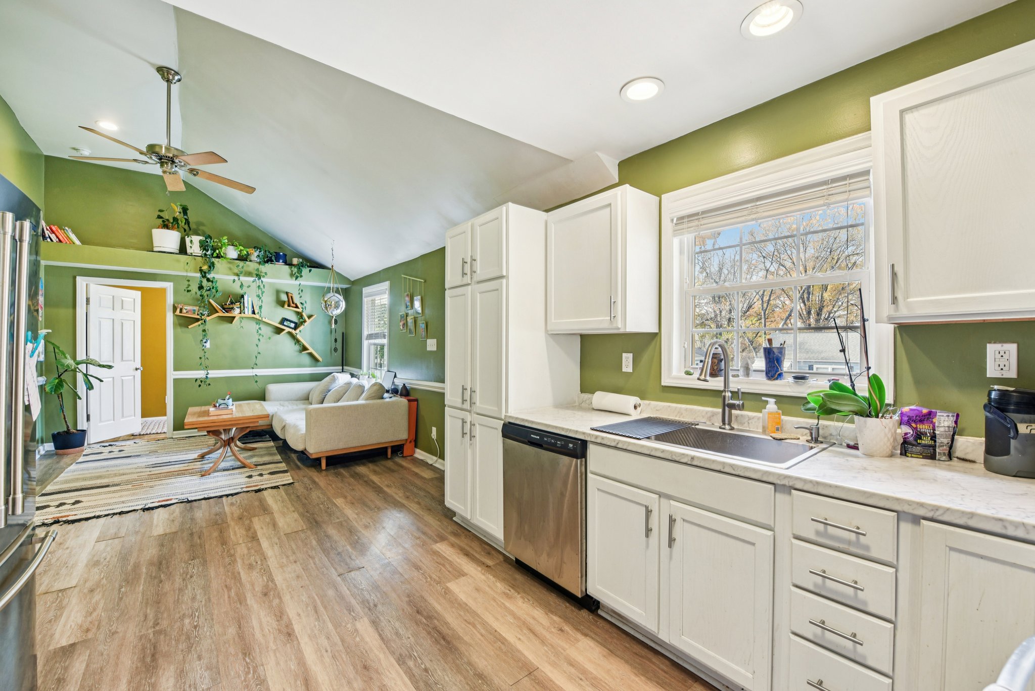 N Smallwood Pl-S2111-010.jpg