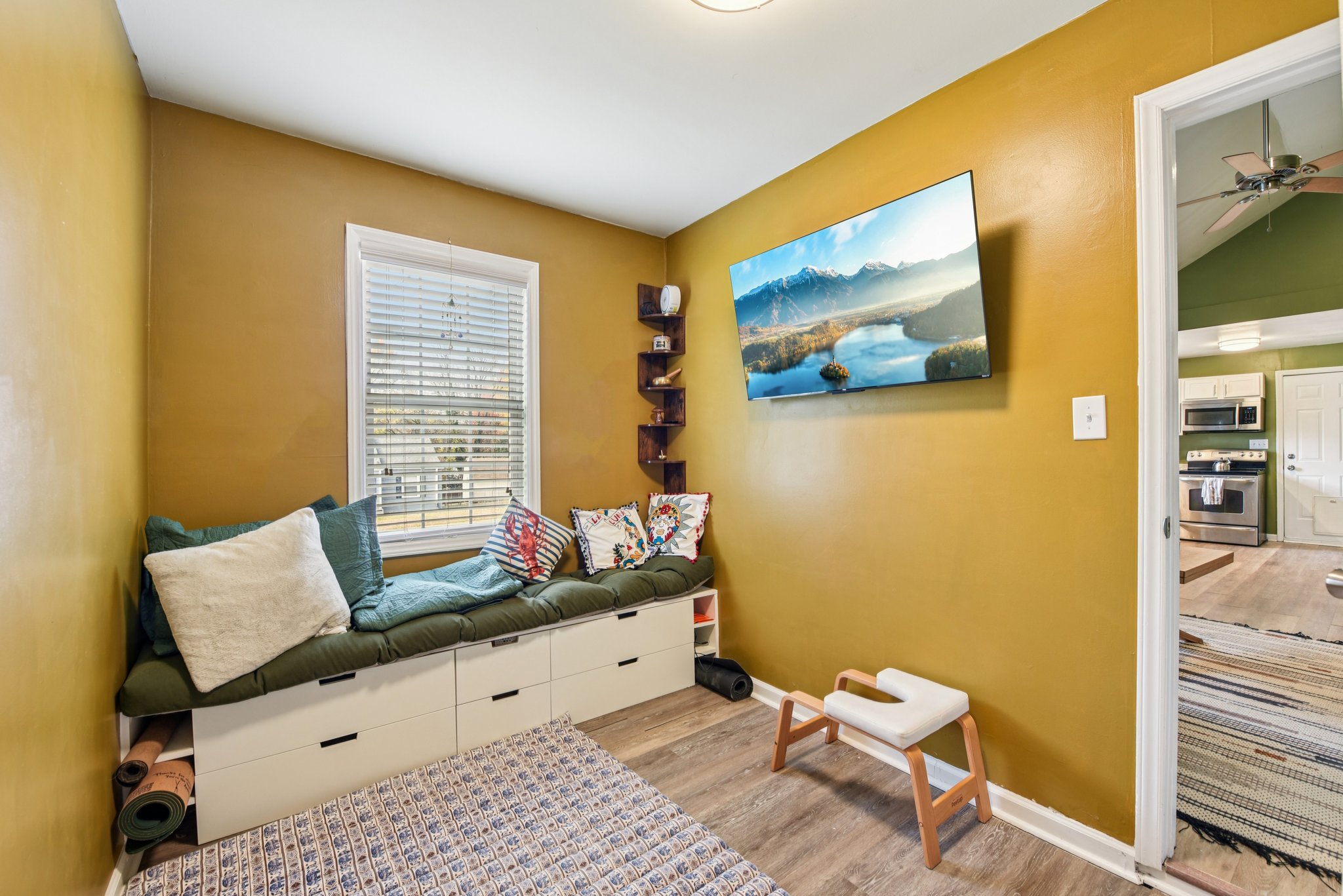 N Smallwood Pl-S2111-020.jpg