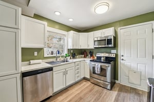 N Smallwood Pl-S2111-008.jpg