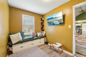 N Smallwood Pl-S2111-020.jpg