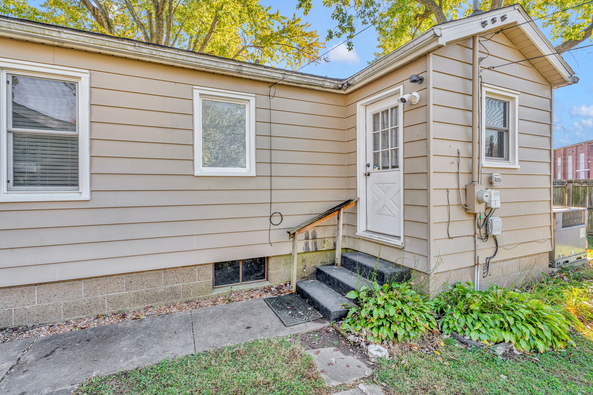 Cute Backdoor with Backyard & Garage Access