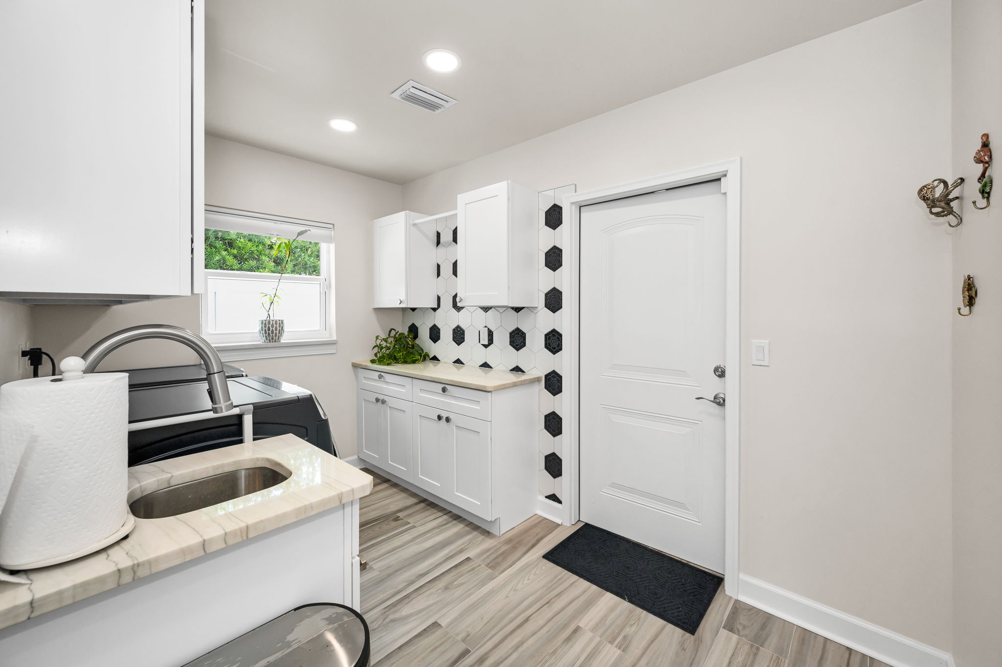 Laundry Room1b
