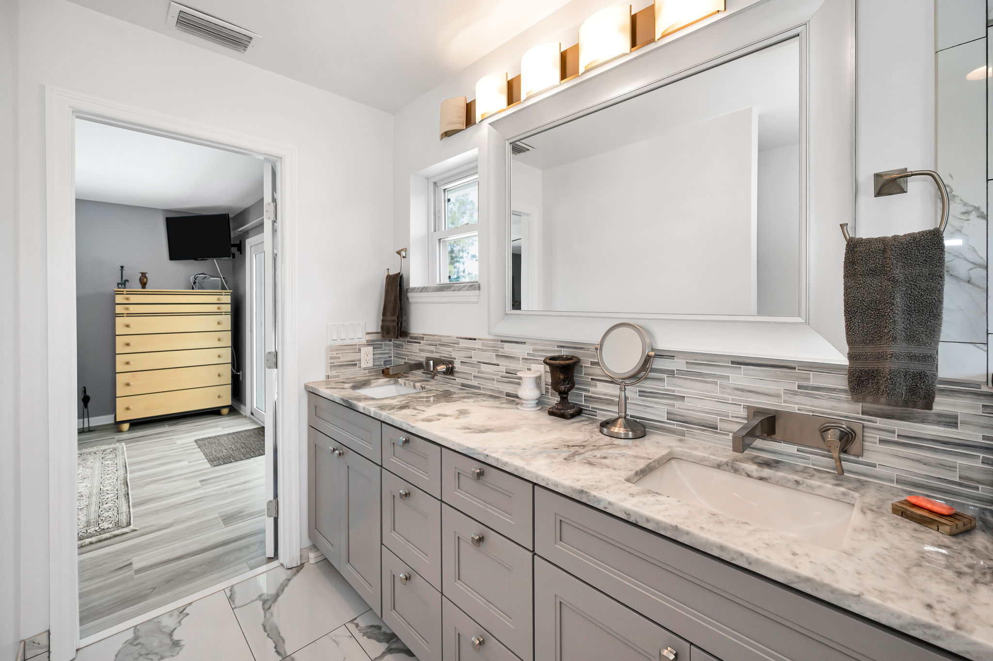 Upper Level Master Bathroom1c