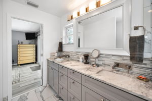 Upper Level Master Bathroom1c