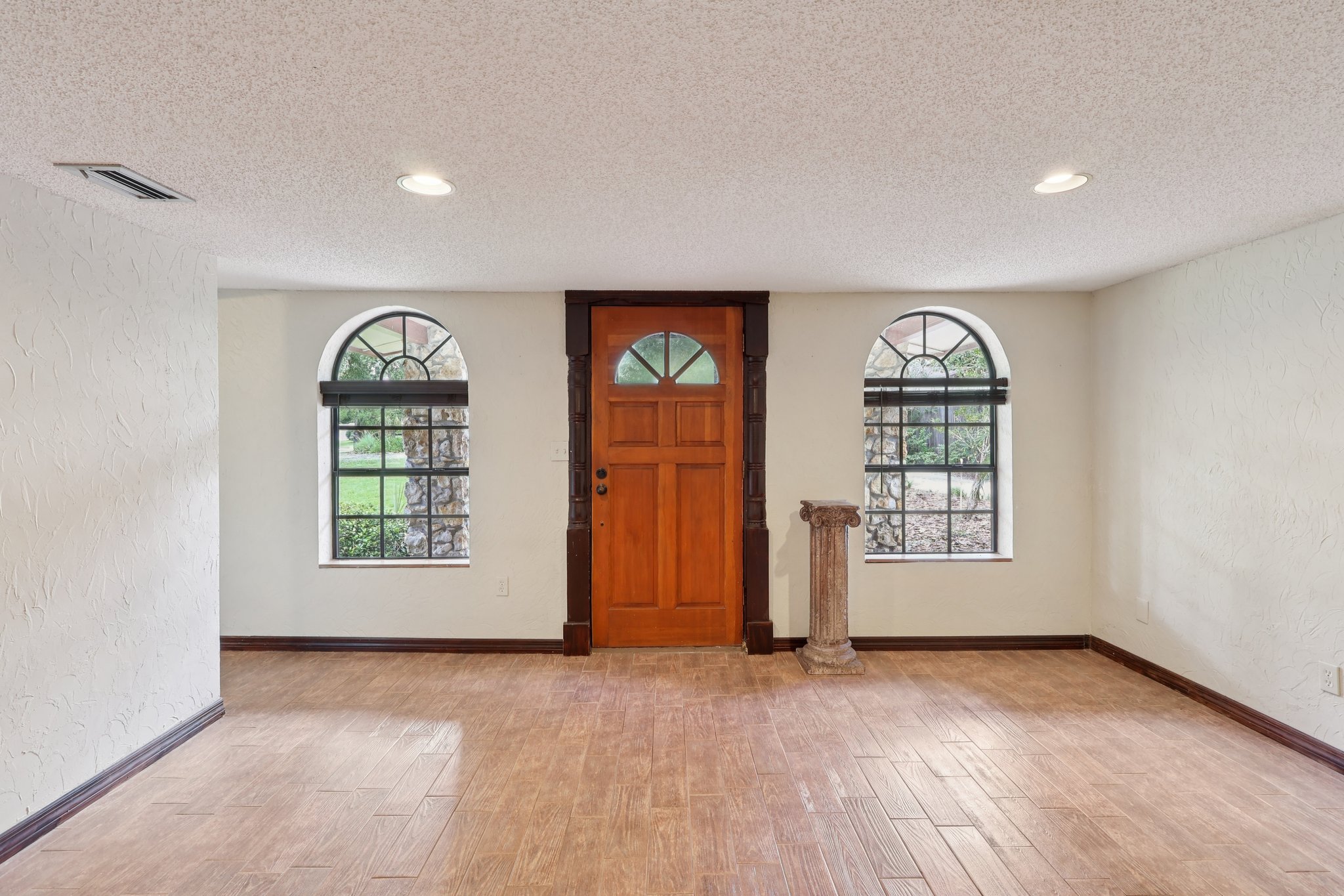 1620 Yvonne St-S2507-009.jpg